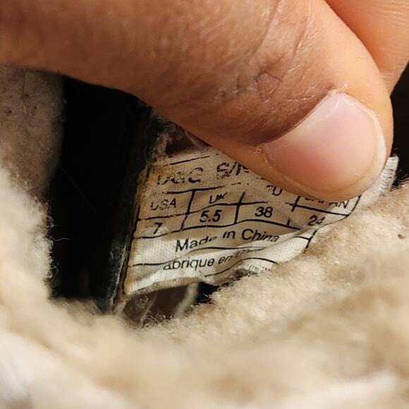 UGG Caspia Women's Sz US 7 Black Leather Ankle Boots Shearling Lined Winter Boot - Picture 9 of 10